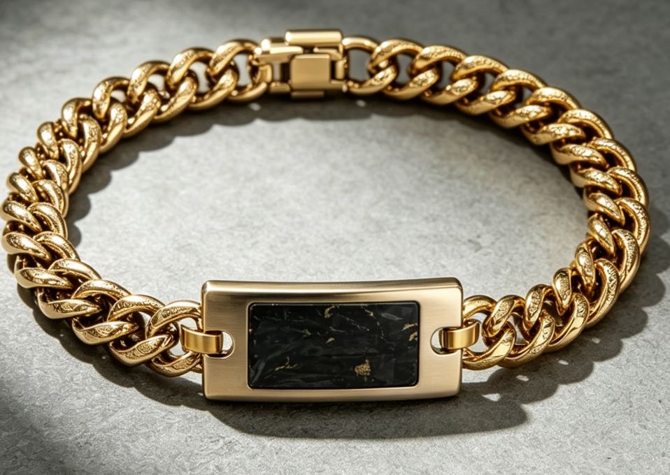 Carbon fiber chain bracelet with metal hardware